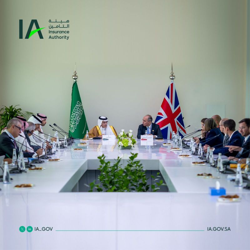 The CEO of the Insurance Authority meets with the British Minister of Investment and his accompanying delegation.